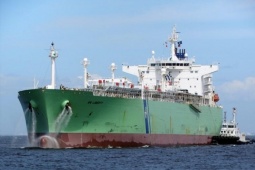 Một tàu treo cờ Việt Nam vượt eo biển Hormuz