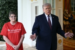 Nhân viên giao đồ ăn cho ông Trump bác tin đồn 'được thuê để diễn'