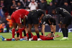 Liverpool thua đơn thiệt kép: Ekitike dính chấn thương cực nặng, phải nghỉ bao lâu?