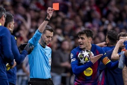 "Lời nguyền thẻ đỏ" ám ảnh Barcelona ở Cúp C1: Gã khổng lồ có đôi chân đất sét