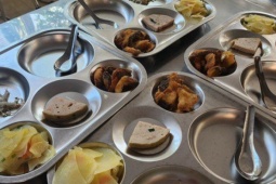 'Không ăn được thịt gà' và câu chuyện phải công khai định lượng từng khẩu phần ăn bán trú của học sinh