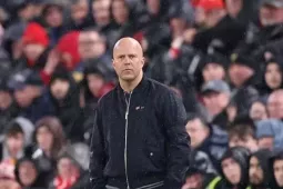 Arne Slot bức xúc vì Liverpool mất penalty trong ngày thua PSG