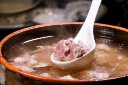 Người đàn ông suýt phải chạy thận vì thói quen uống nước hầm xương