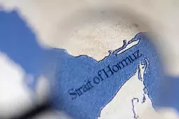 Tàu chiến Mỹ chặn hai tàu chở dầu rời cảng biển của Iran