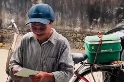 Người cha nghèo đạp xe khắp xóm mời cưới con