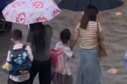 Nhìn cách 3 đứa trẻ qua đường, ai cũng nhận ra 3 quan điểm giáo dục con trái ngược