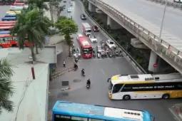 Khu vực bến xe Nước Ngầm sau khi xén dải phân cách