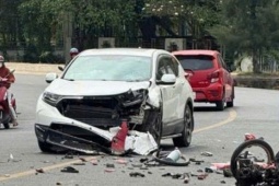 Xe máy rớt bánh sau va chạm với ô tô, một người tử vong tại chỗ