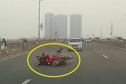 Ba thanh niên đánh võng xe máy ngã sấp mặt