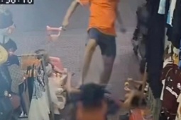 Người phụ nữ bị gã đàn ông đá vào mặt khi đang trông con