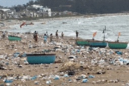 Bãi biển ở Lâm Đồng ngập rác, ô nhiễm nghiêm trọng