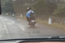 Nam sinh chạy xe lạng lách bị xử phạt, tịch thu phương tiện