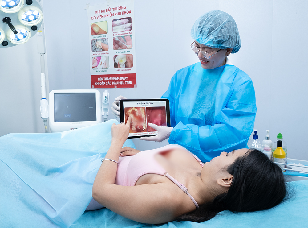 Bác sĩ Trần Thị Kim Phượng chụp ảnh cùng khách hàng sau khi điều trị