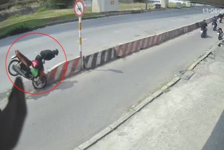 Clip: "Dở khóc dở cười" thanh niên đi xe máy cắm thẳng vào dải phân cách