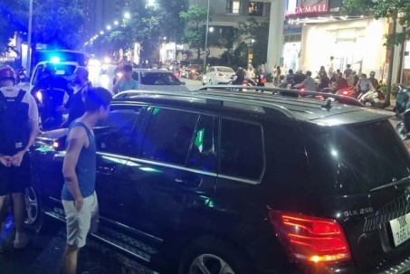 Tài xế ôtô có nồng độ cồn đâm ba xe máy ở Hà Nội