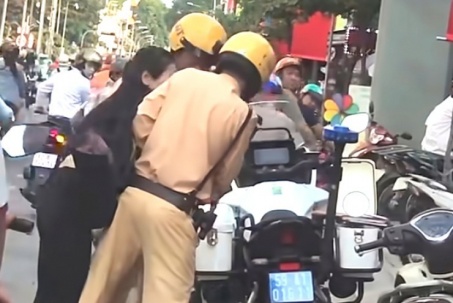 Sự thật video cô gái giật tờ giấy màu xanh từ tay CSGT