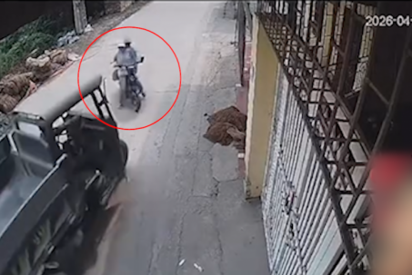 Clip: Thót tim hai cô gái đi xe điện bị xe ba gác đâm thoát chết trong gang tấc