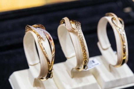 Giá vàng hôm nay 15/4: Tiếp tục tăng dựng đứng, vượt 4.800 USD/ounce