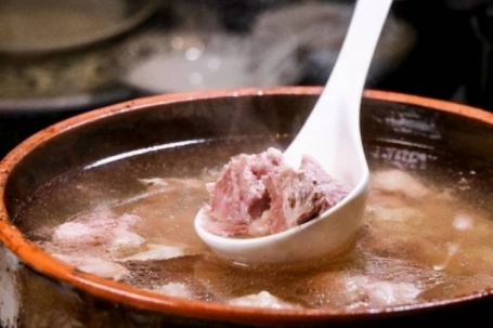 Người đàn ông suýt phải chạy thận vì thói quen uống nước hầm xương