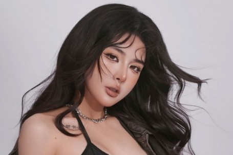 Váy áo tôn đường cong của bạn gái hậu vệ Vũ Văn Thanh