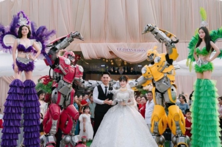 Đoàn rước dâu 'ảo như AI' ở Hà Nội