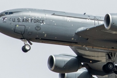 Bí mật loại băng dính vá thân máy bay Boeing KC-135 trở về từ Trung Đông