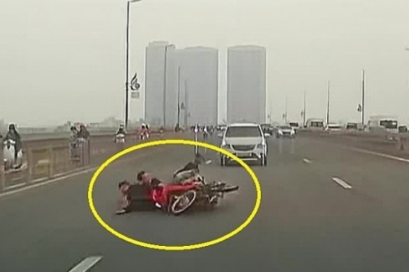 Ba thanh niên đánh võng xe máy ngã sấp mặt