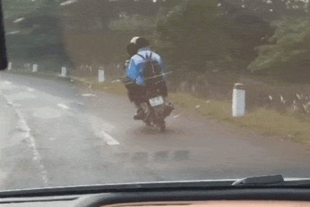 Nam sinh chạy xe lạng lách bị xử phạt, tịch thu phương tiện