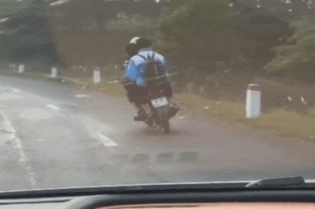 Nam sinh chạy xe lạng lách bị xử phạt, tịch thu phương tiện