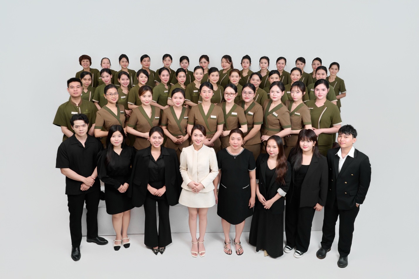 Trần Mai Anh và đội ngũ nhân sự Gen Z của Maha Spa