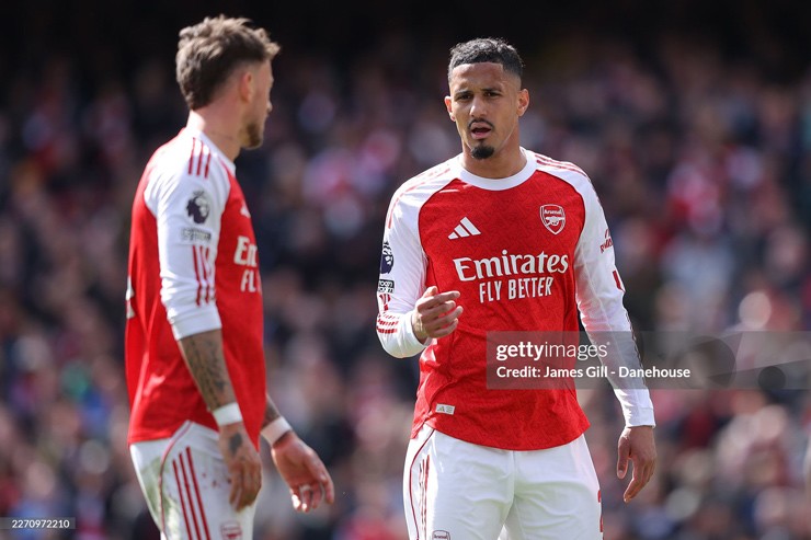 Arsenal đang nỗ lực tối đa để giữ ngôi đầu bảng