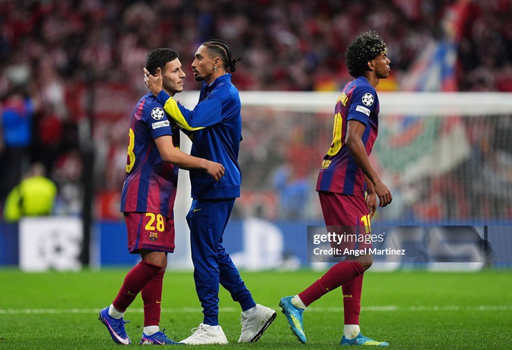 Raphinha an ủi đồng đội sau khi Barcelona bị loại khỏi&nbsp;Champions League