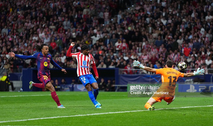 Barcelona một lần nữa bị đánh bại bởi chính hệ thống phòng ngự dâng cao&nbsp;của mình