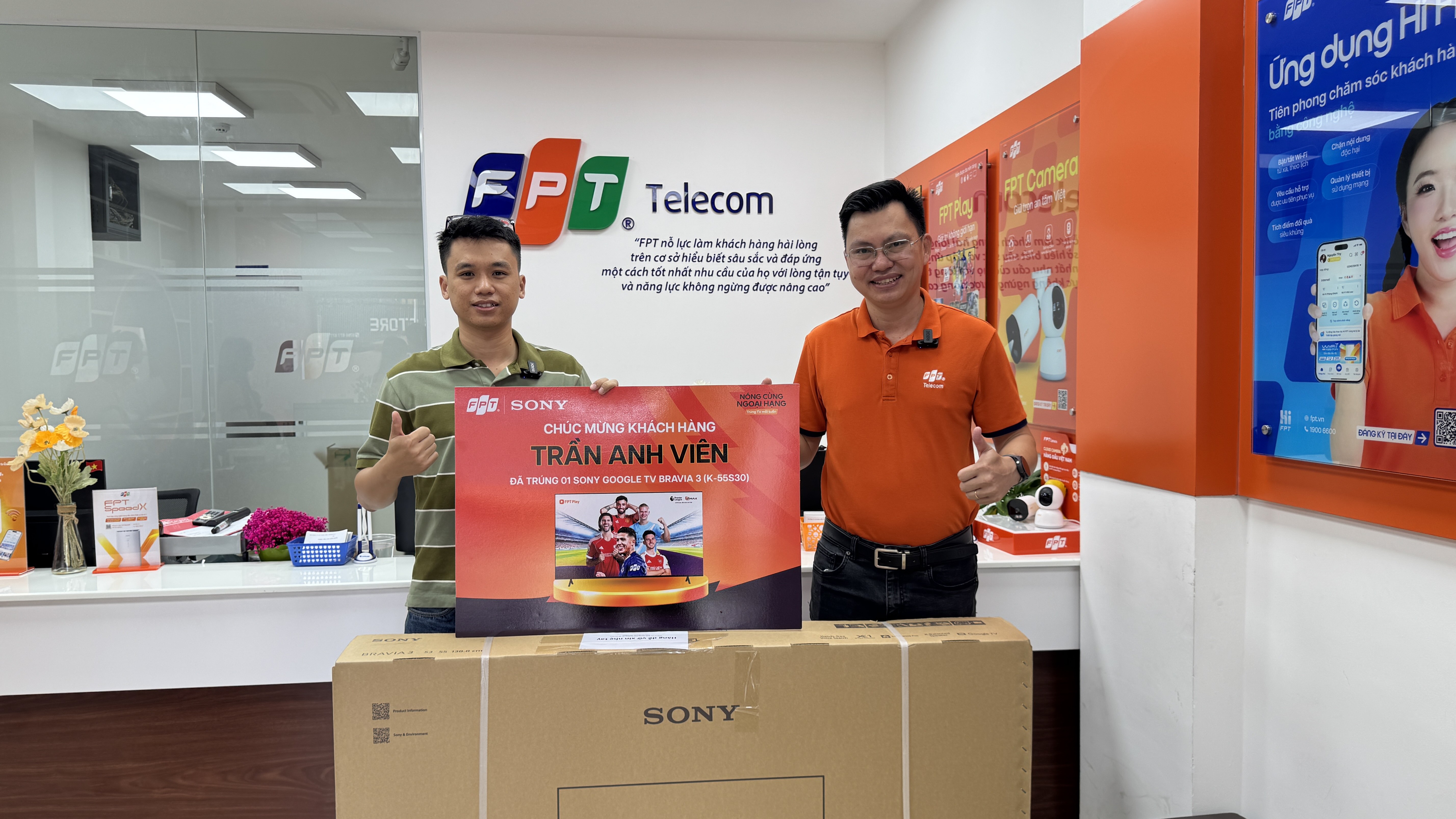 Khách hàng nhận TV từ chương trình ưu đãi của FPT (Ảnh: FPT)