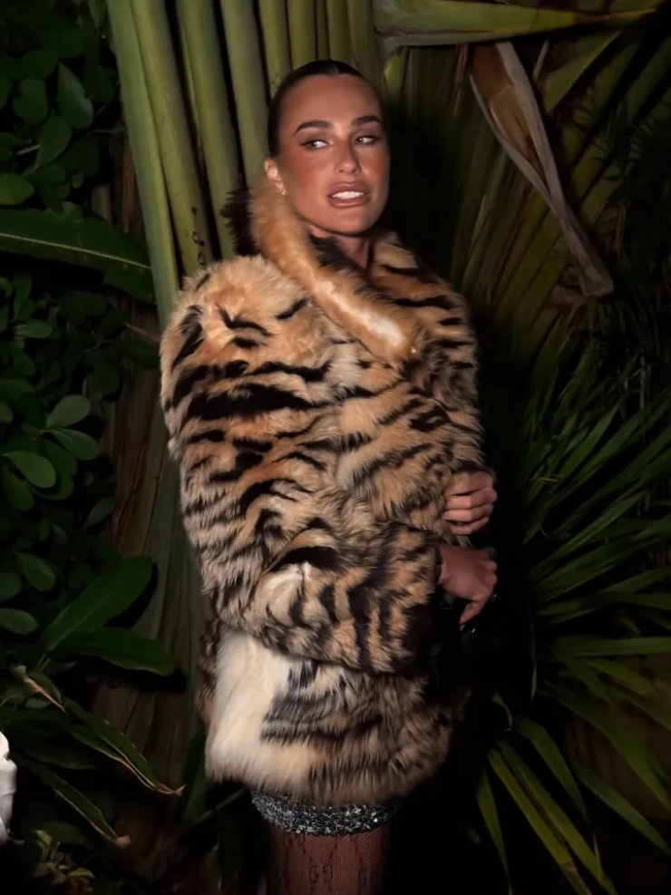 Tay vợt số 1 thế giới mặc bộ đồ xuyên thấu, biến hình thành "Nữ hoàng gợi cảm" - 7