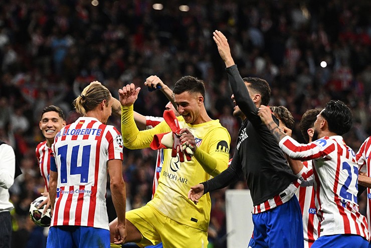 Các cầu thủ Atletico Madrid ăn mừng tấm vé vào bán kết Cúp C1