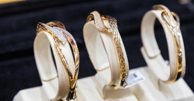 Giá vàng hôm nay 15/4: Tiếp tục tăng dựng đứng,...