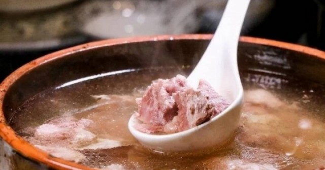 Người đàn ông suýt phải chạy thận vì thói quen uống nước hầm xương