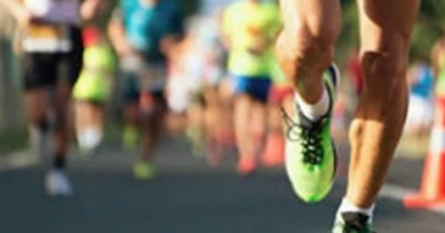 Vận động viên đổ gục, ngừng tim ngay trên đường chạy khi cách vạch đích 10m