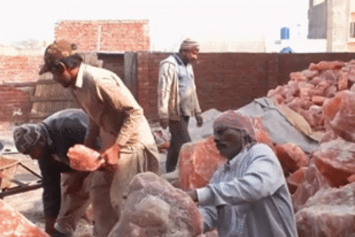 Bên trong mỏ muối hồng Himalaya lớn nhất thế giới, tạo ra 400.000 tấn mỗi năm