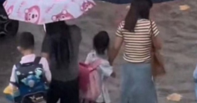 Nhìn cách 3 đứa trẻ qua đường, ai cũng nhận ra 3 quan điểm giáo dục con trái ngược