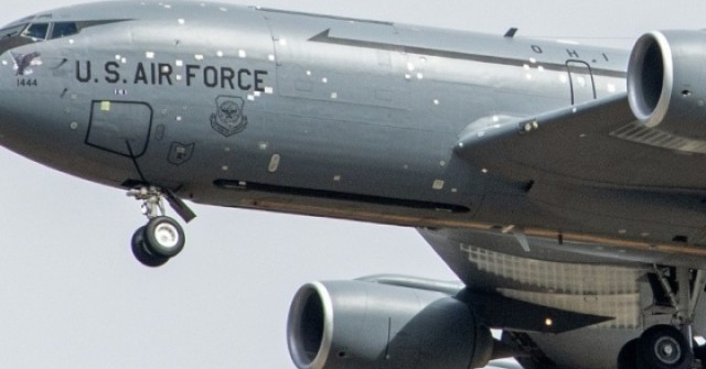 Bí mật loại băng dính vá thân máy bay Boeing KC-135 trở về từ Trung Đông