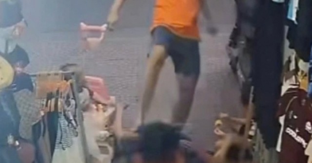 Người phụ nữ bị gã đàn ông đá vào mặt khi đang trông con