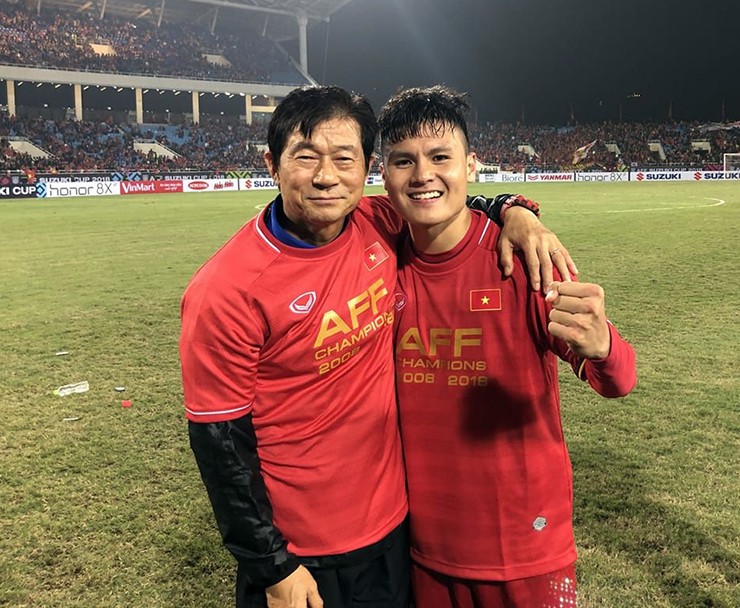 HLV Bae Ji Won khi còn làm trợ lý ở ĐT Việt Nam năm 2018.