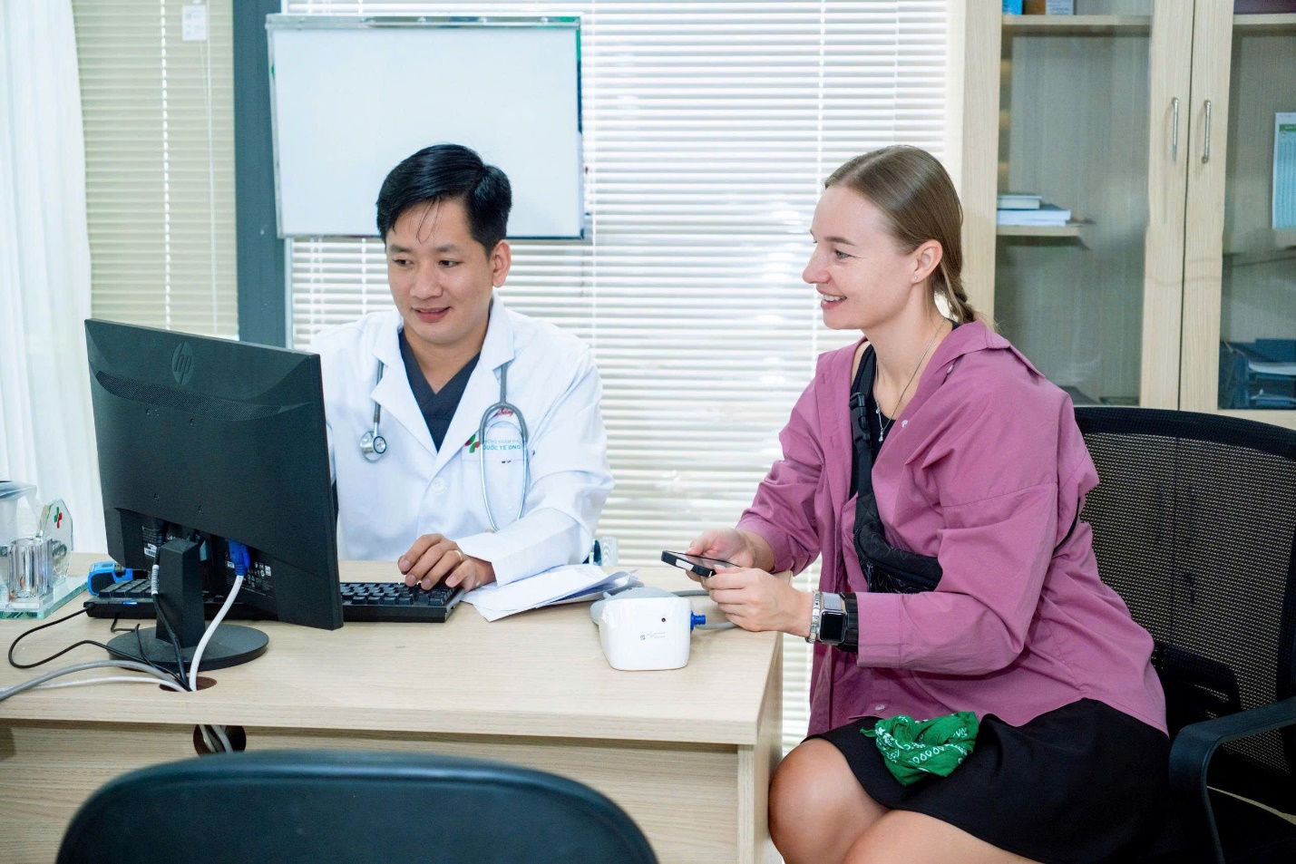 Hình ảnh du khách quốc tế thăm khám tại Phòng khám đa khoa Quốc tế DNG