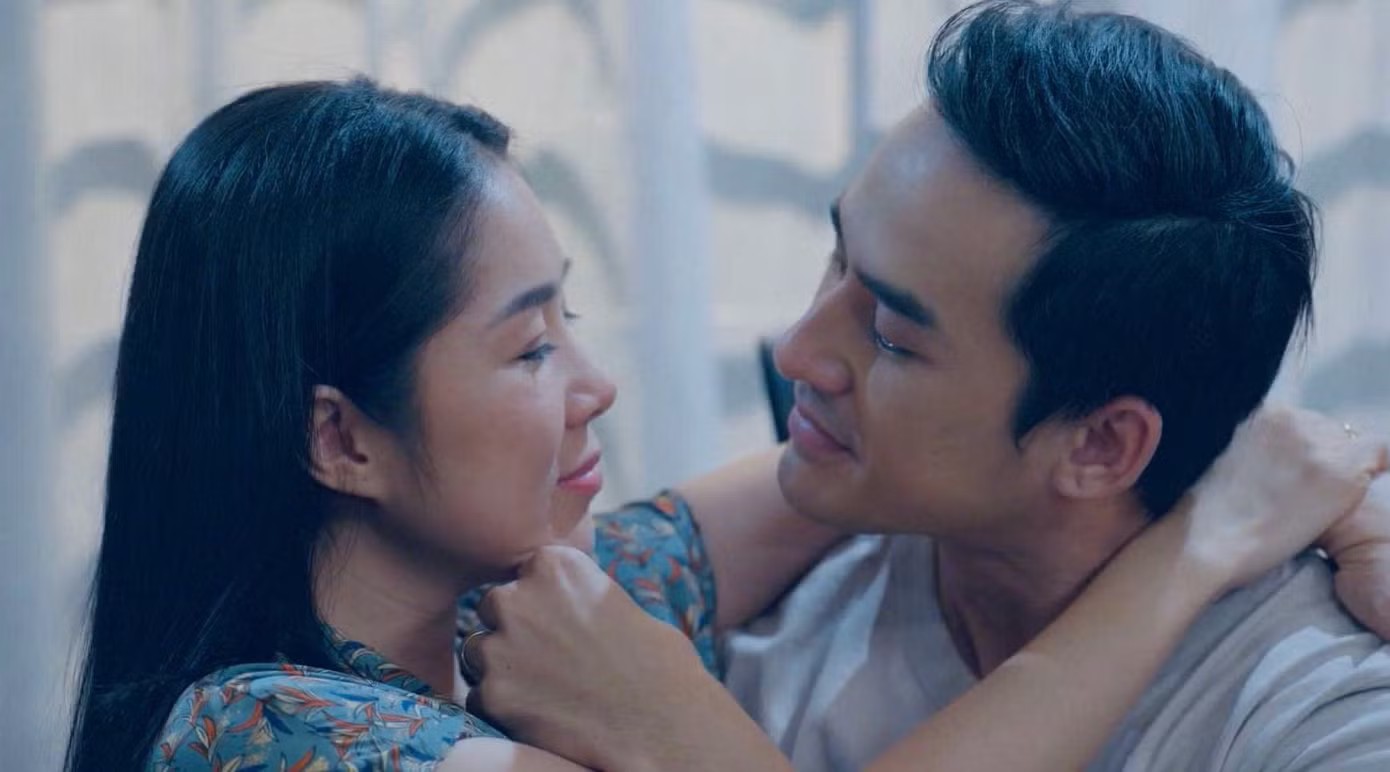 Mối quan hệ tay ba đã đẩy kịch tính của phim, nhất những phân đoạn xoay quanh mối quan hệ chồng chéo giữa các nhân vật. Những drama liên tục gây tranh cãi, khán giả thậm chí đòi nhập vai để xử đẹp "tiểu tam".