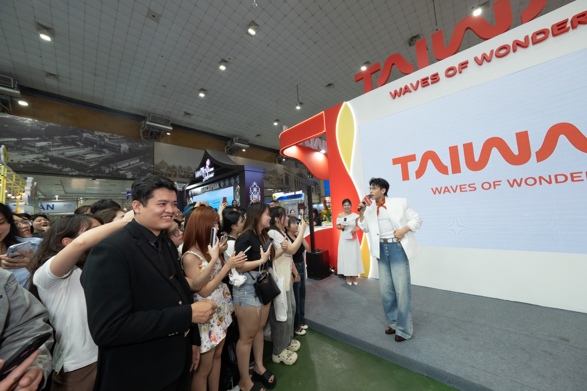 Isaac trở thành tâm điểm chú ý, thu hút hàng trăm người hâm mộ nán lại đến cuối chương trình để giao lưu.