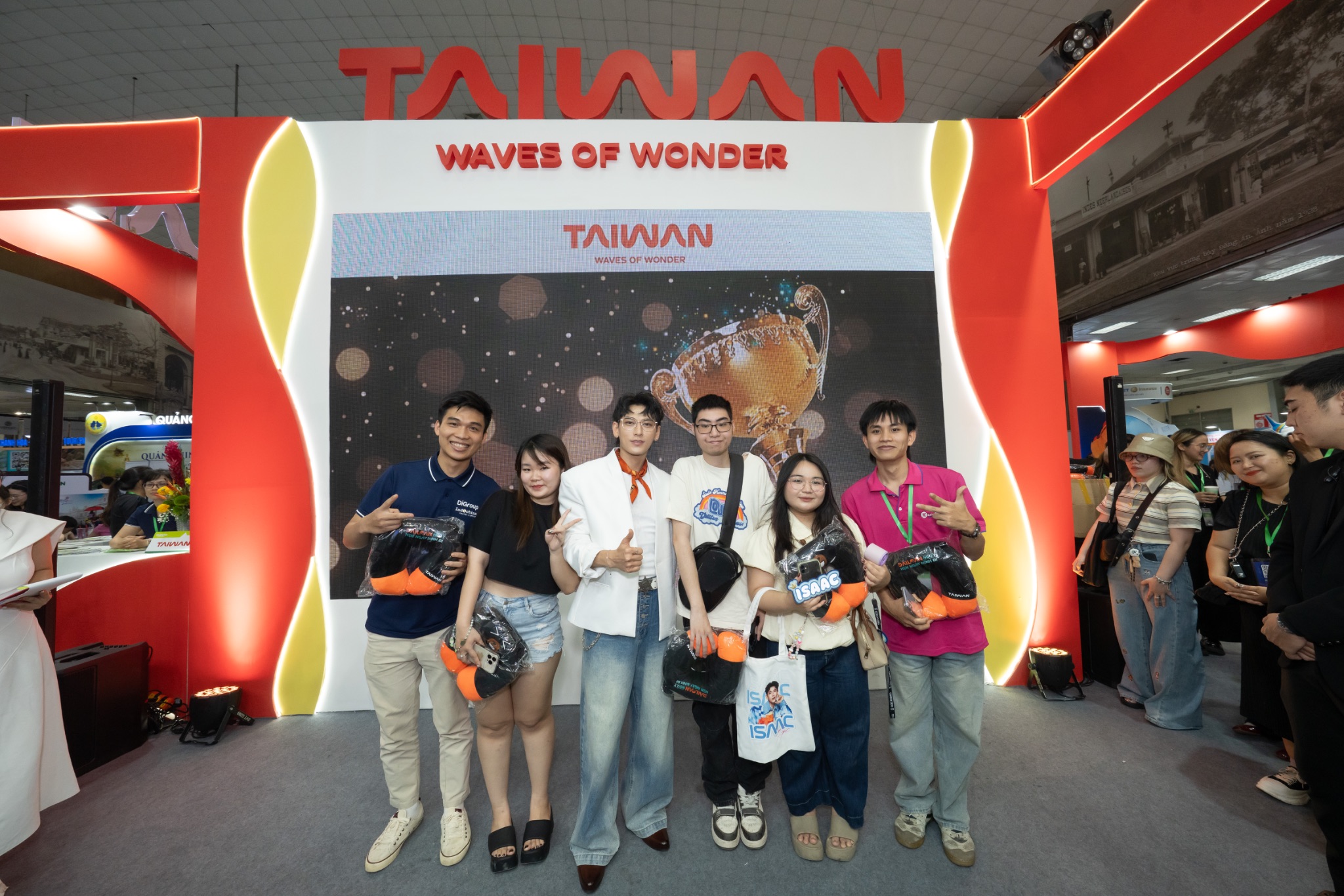 Nhiều khán giả trẻ chụp ảnh giao lưu cùng Đại sứ du lịch Đài Loan Isaac