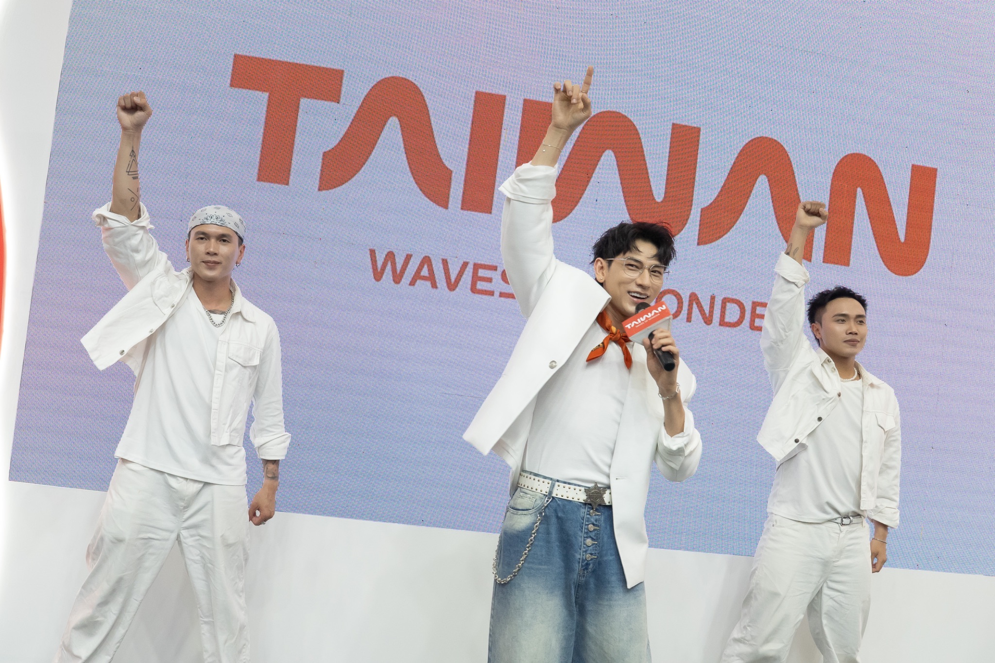 Ngoài chia sẻ câu chuyện hậu trường khi quay MV tại Đài Loan, Isaac thu hút đông đảo khán giả trẻ với màn biểu diễn sôi động.