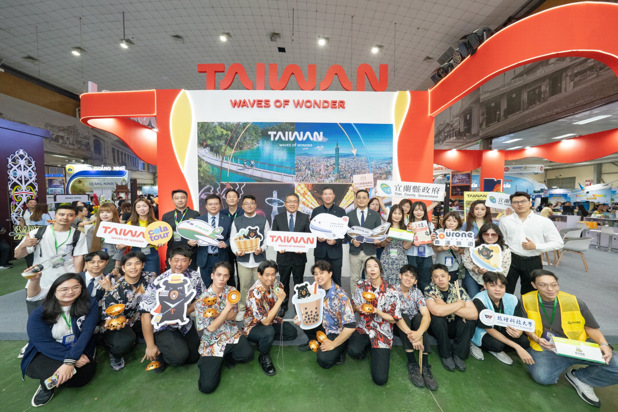 Phái đoàn chụp ảnh kỷ niệm cùng nghệ sĩ biểu diễn Diabolo và các đối tác tại ngày hội lan tỏa tinh thần “Đài Loan không ngủ”